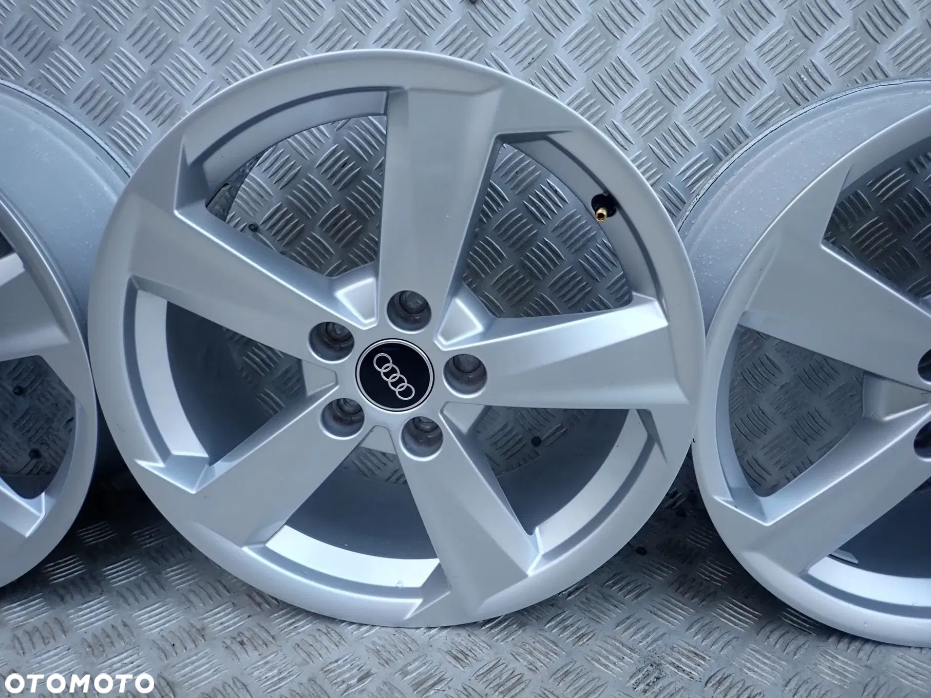 FELGI ALUMINIOWE AUDI 81A601025B 7X17 ET 45 5X112 DOSTEPNE 2 KOMPLETY - 13