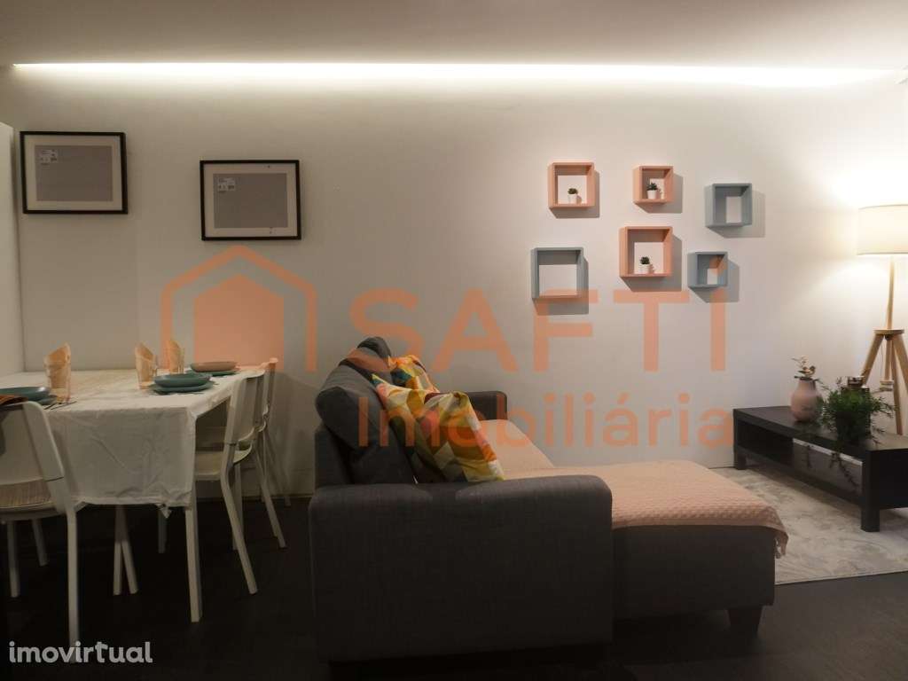 Apartamento T2 com logradouro à Praça da Batalha no centro Porto - Grande imagem: 5/14