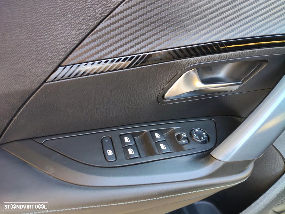 Peugeot e-2008 Allure Pack - 39