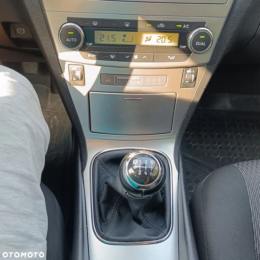 Toyota Avensis 2.0 D-4D Comfort - 21