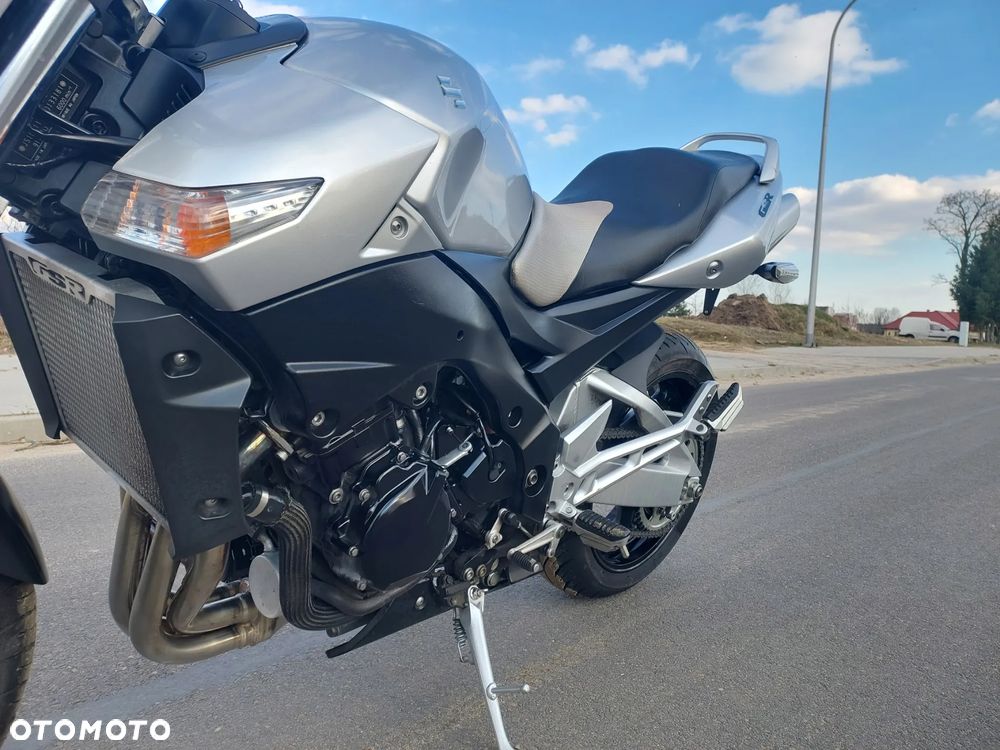 Suzuki GSR - 2