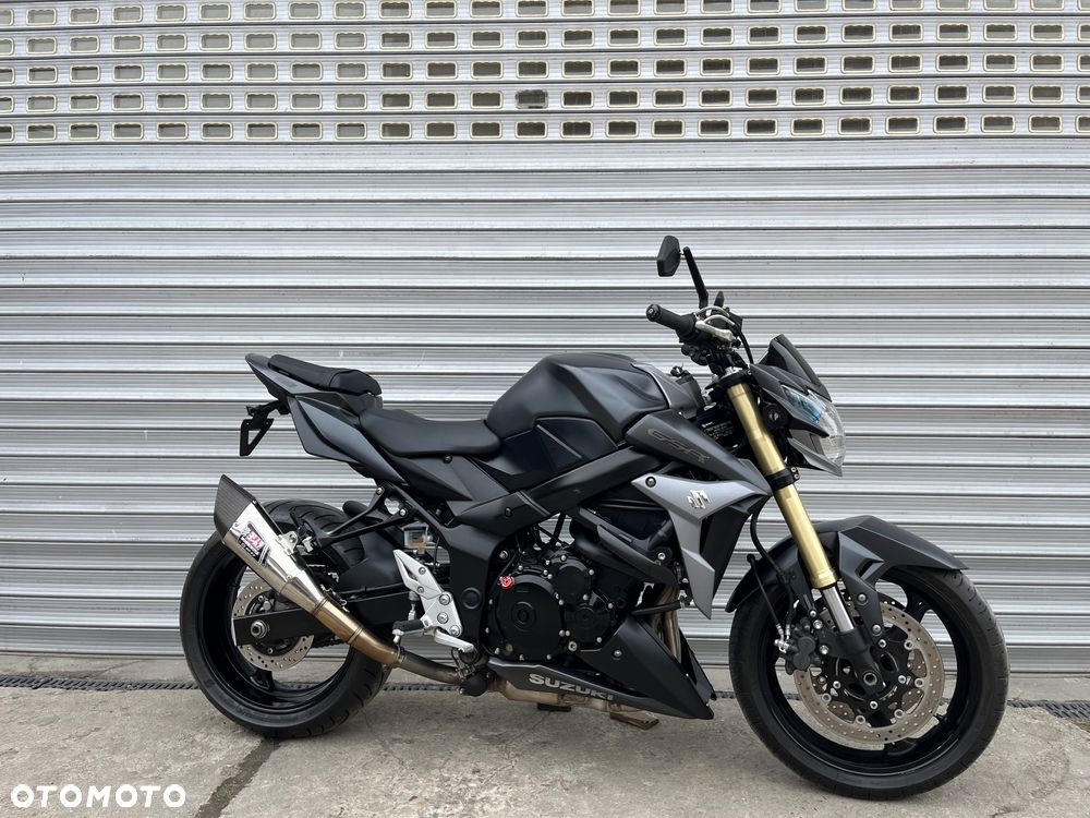 Suzuki GSR - 23
