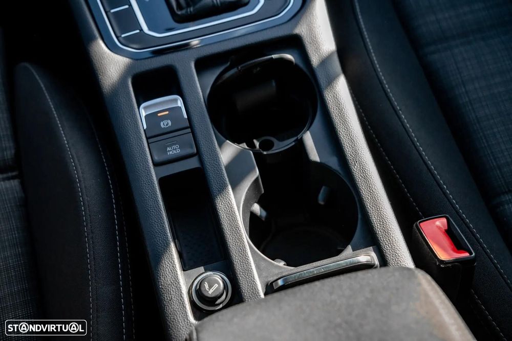 VW Passat Variant 2.0 TDi Elegance DSG - 32