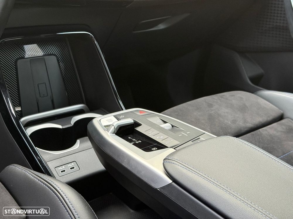 BMW iX1 eDrive20 Pack Desportivo M - 37