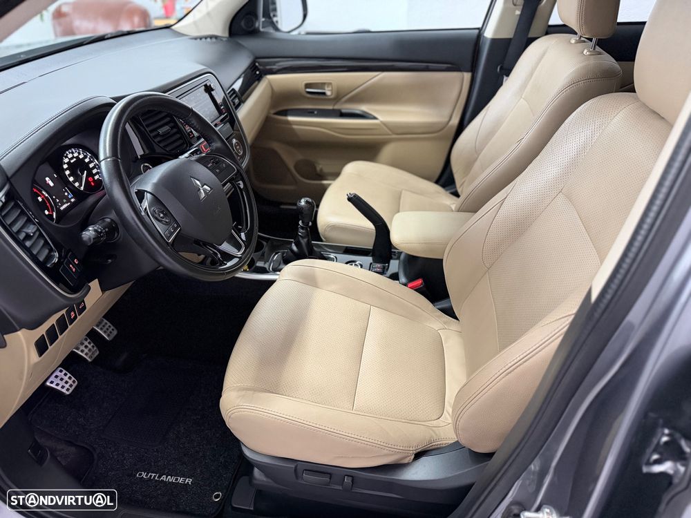 Mitsubishi Outlander 2.2 DI-D Instyle Navi Black Edition - 14