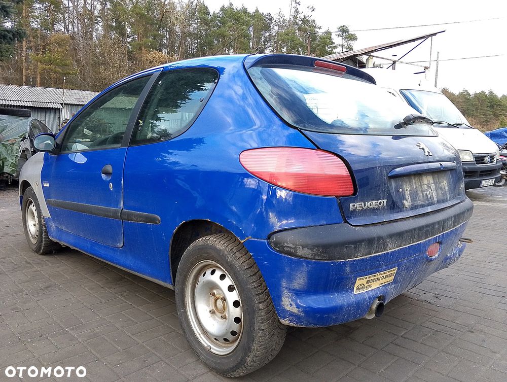 Peugeot 206 I Przed Lift (98-03r.) 1.1B 59KM. Silnik HFX (TU1JP),  HFZ (TU1JP),  10FP6R4102832 Skrzynia 20CP08,  20CP80,  20CF08,  20CFK8,  20CF08,  CP14X60,  CT19X17,  2222S6,  2223HX lakier EGJB.Cały na części. GWARANCJA !!! Przód Tył Zestaw Komplet Drzwi Klapa Zderzak Błotnik Maska Grill Atrapa Szyba Pas Lampa Lusterko Boczki Fotel Kanapa Kokpit Deska Rozdzielcza Przełącznik Włącznik Sterownik Przewody Wiązka Instalacja Moduł Komputer Czujnik Listwa Pompa Alternator Wtryski Głowica Rozrusznik Kompresor Sprzęgło Dwumas Silnik Skrzynia ABS Klimatyzacji Paliwa Wspomagania Kolektor Turbina Przepustnica Zawór Chłodnica Koło Hak Belka Sanki Zawieszenie Mcpherson Półoś Amortyzator Wydech Tłumik Zacisk Most - 3