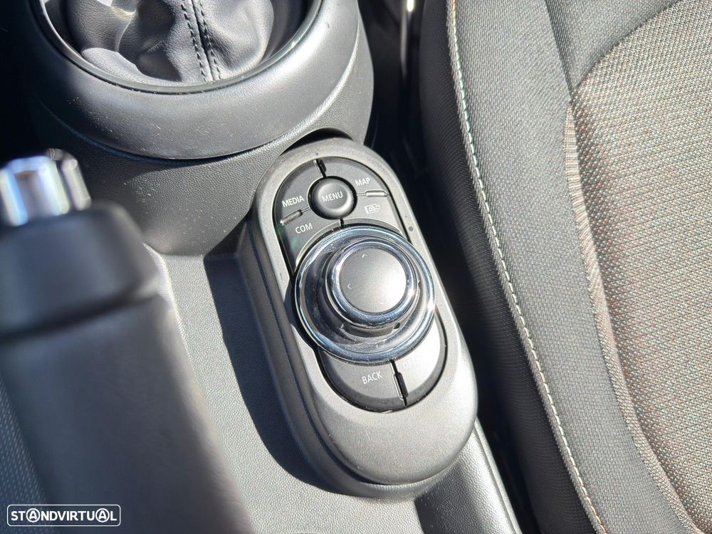 MINI 5 Portas Cooper Premium Essential Auto - 29
