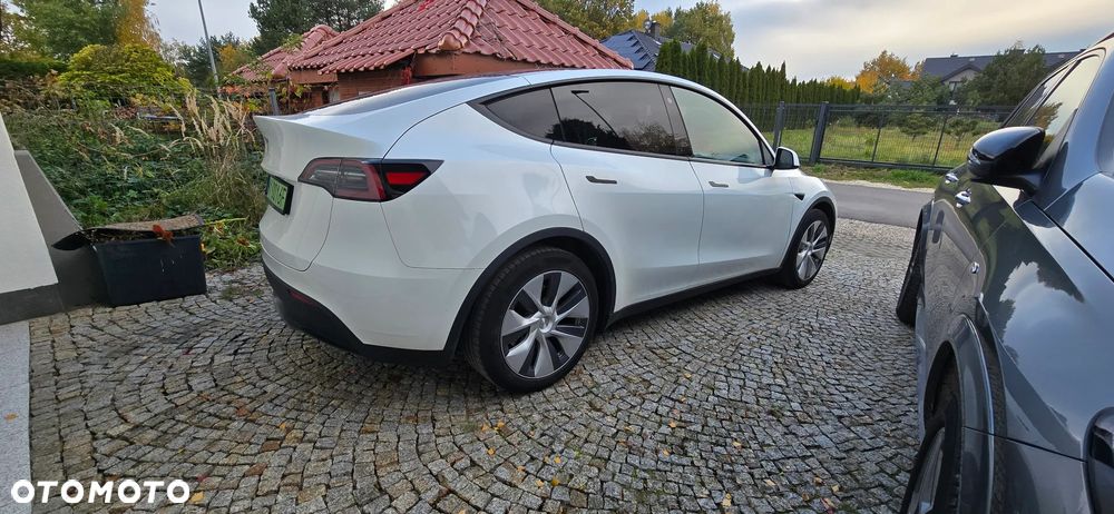 Tesla Model Y - 12