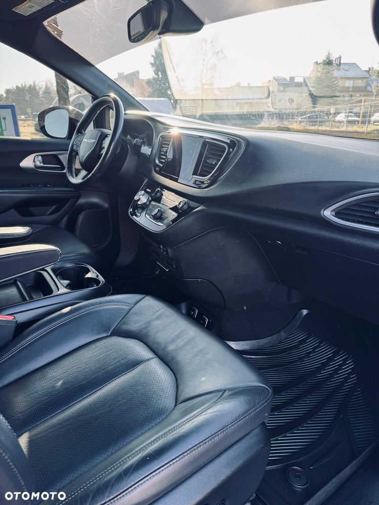 Chrysler Pacifica - 23