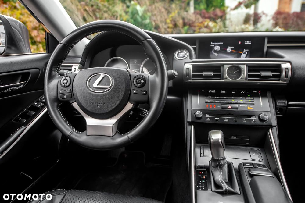 Lexus IS 300h Business Edition - 23