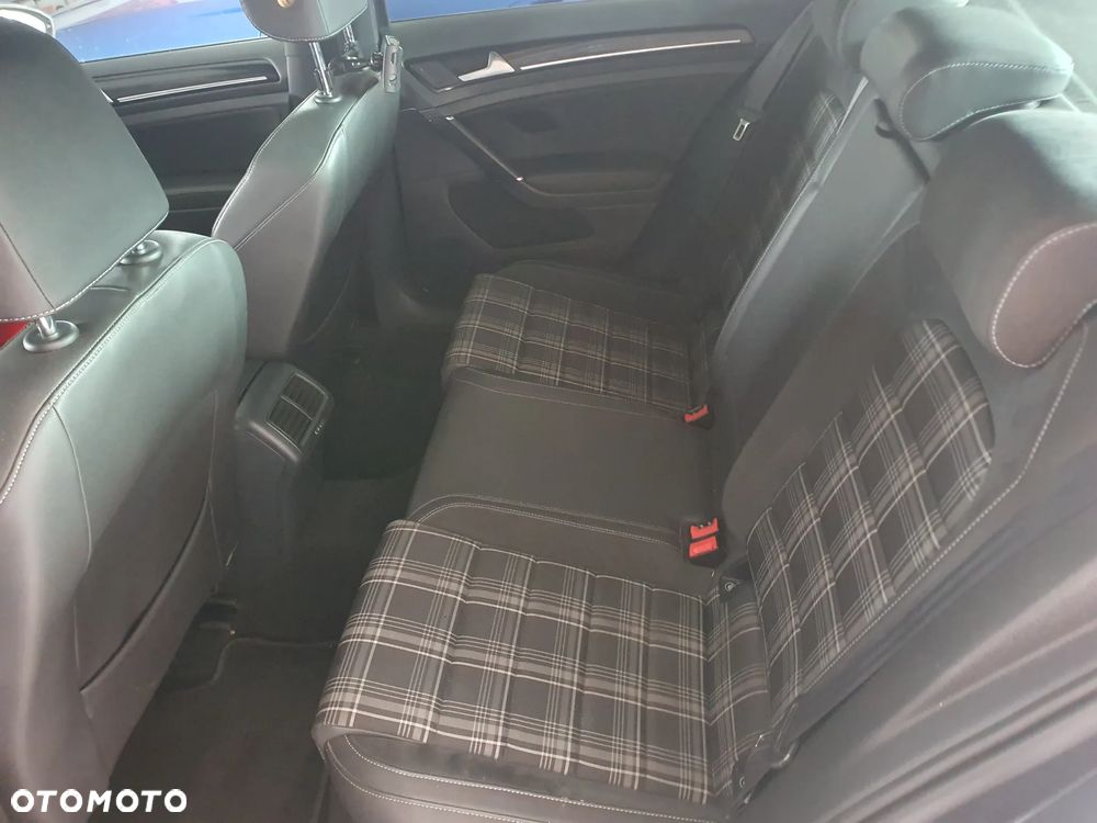 Volkswagen Golf - 12
