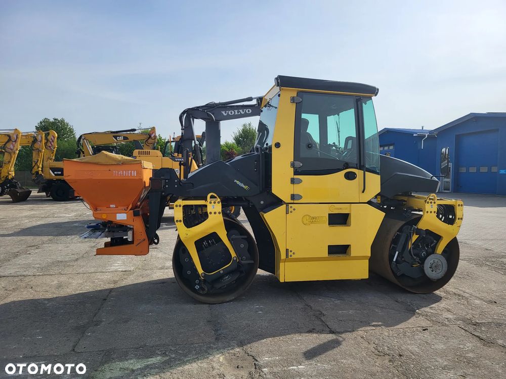Bomag BW 154 AP 4 AM + rozsypywacz grysu z Niemiec - 14