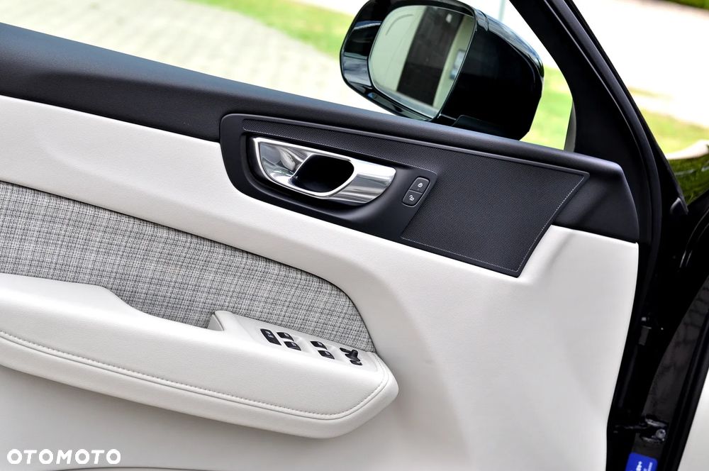 Volvo XC 60 T6 Plug-In Hybrid AWD Core - 23