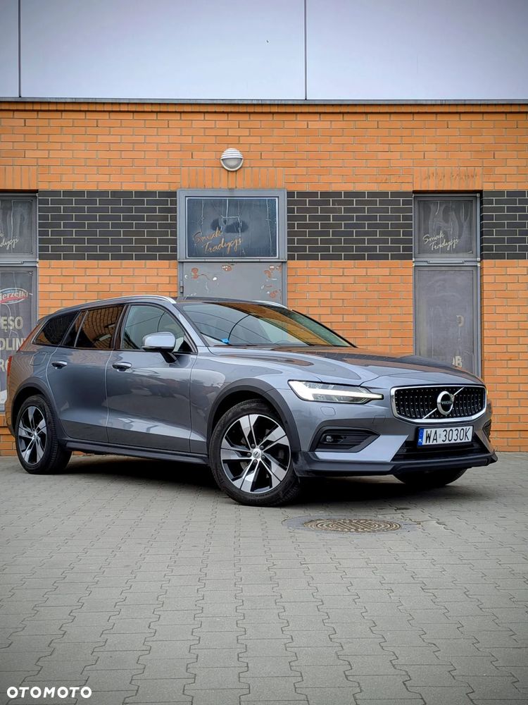 Volvo V60 Cross Country - 1