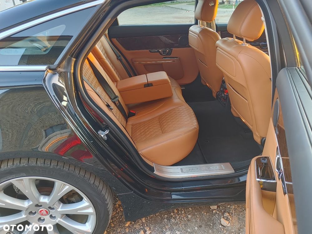 Jaguar XJ 3.0 T AWD LWB Portfolio - 11