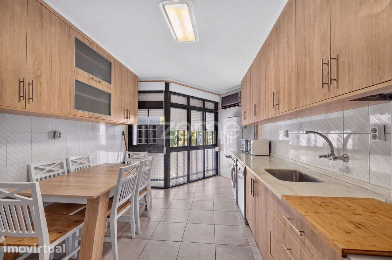 Apartamento T4 em Santo António dos Cavaleiros - Grande imagem: 4/31
