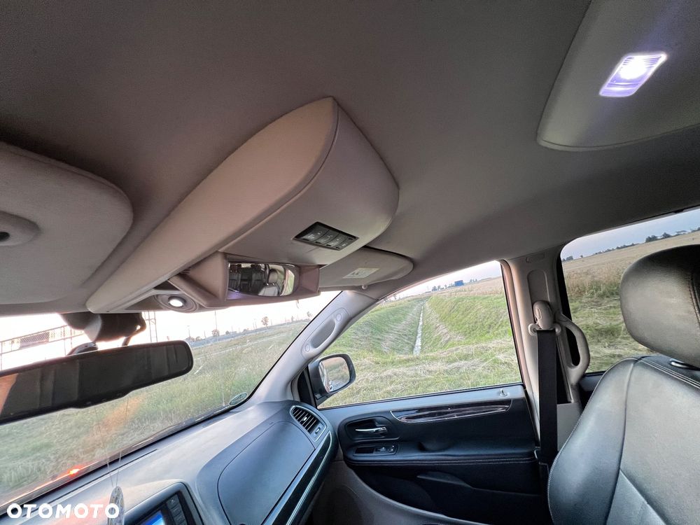 Chrysler Town & Country 3.6 Limited - 23