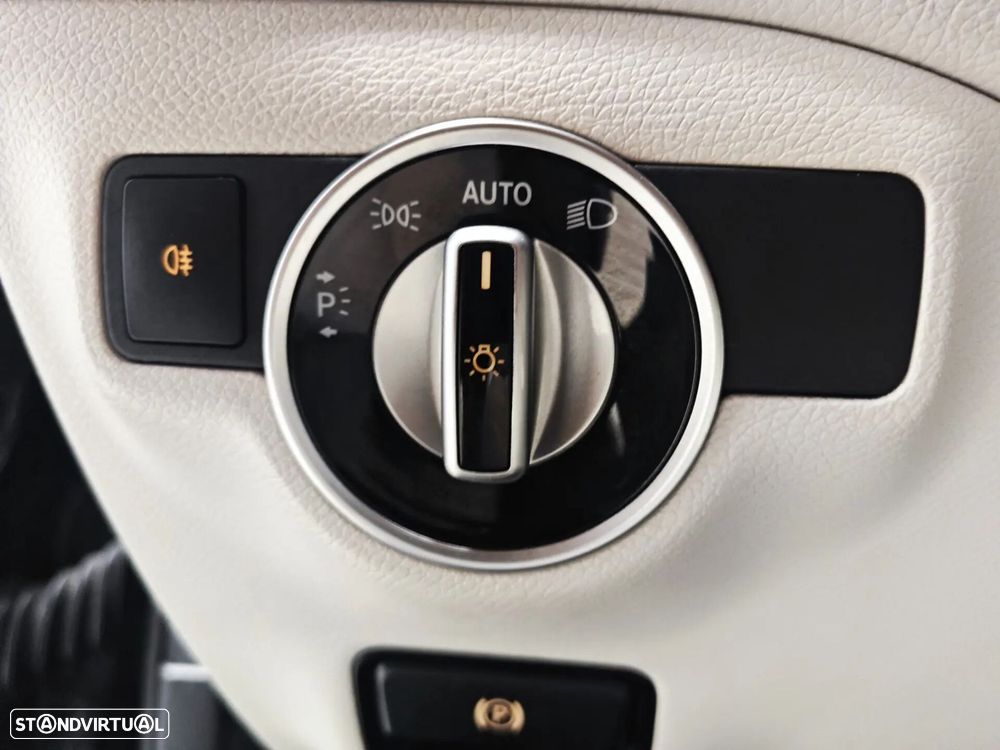 Mercedes-Benz GLA 200 d 4Matic 7G-DCT Urban - 33
