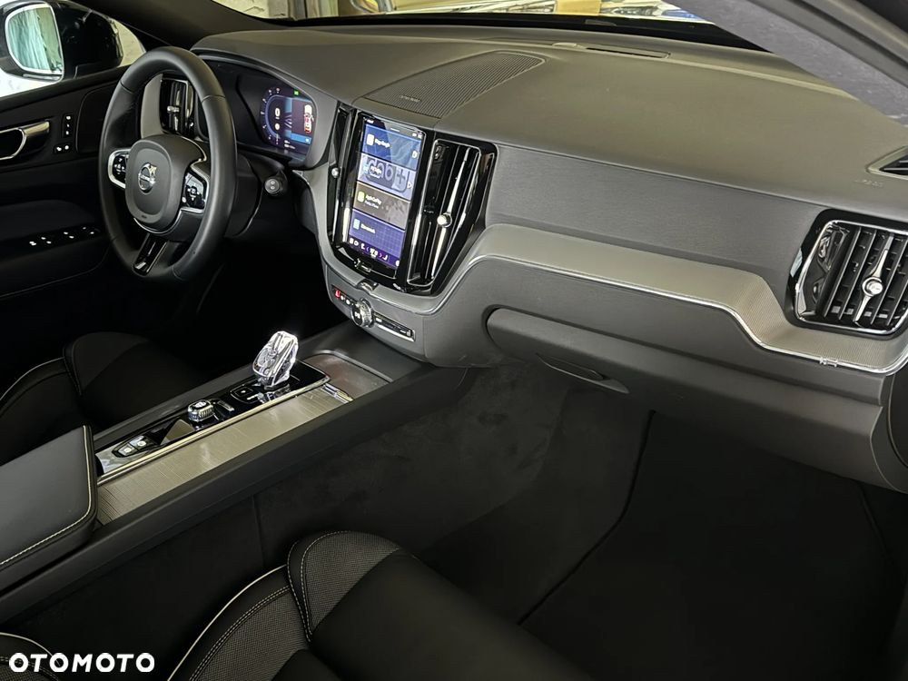 Volvo XC 60 B4 D AWD Plus Dark - 30