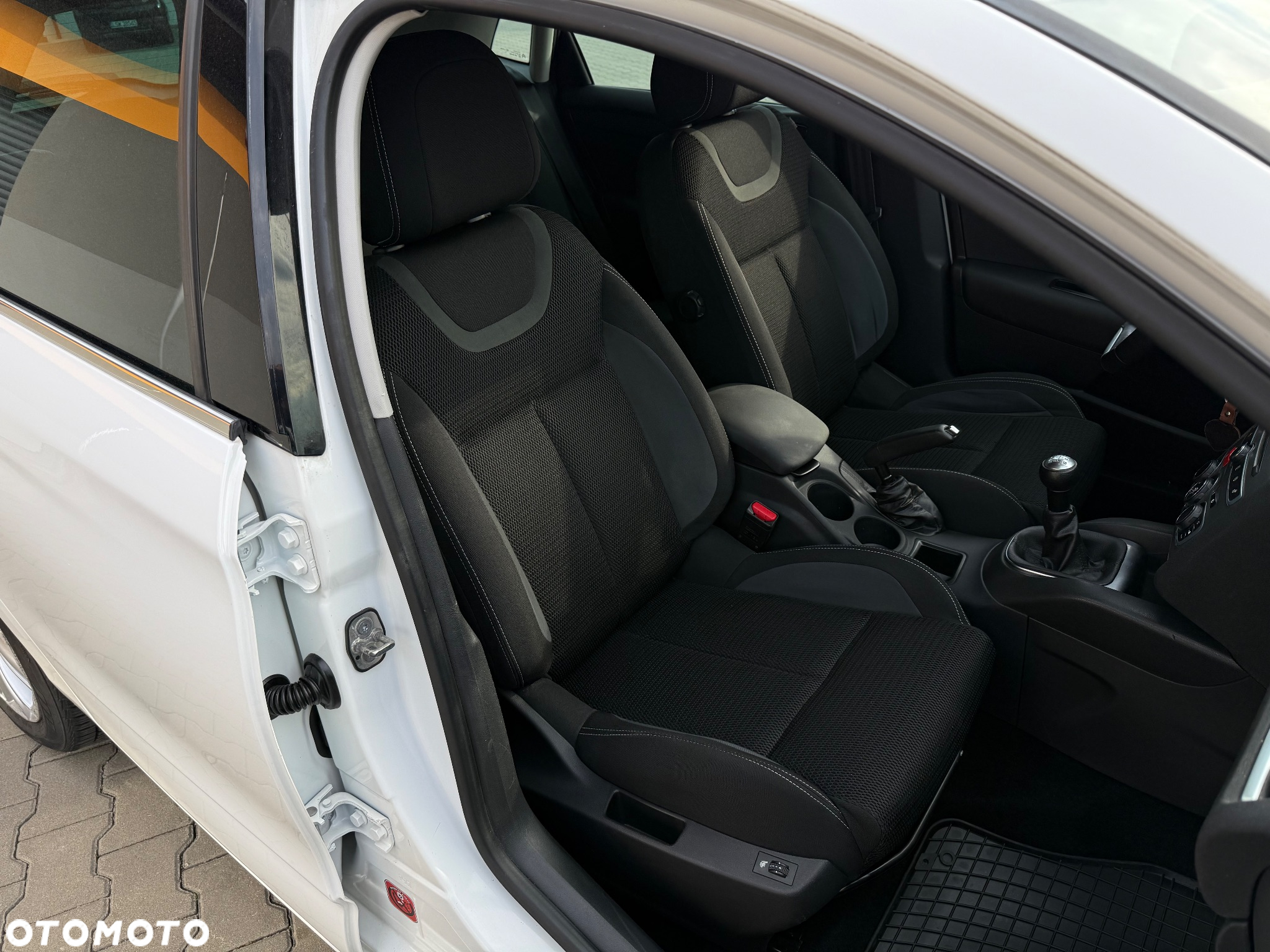Citroën C4 e-HDi 115 Selection - 21