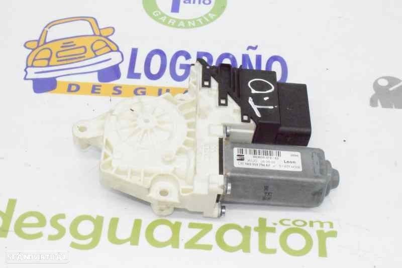 MOTOR ELEVADOR DE VIDRO TRASEIRO DIREITO SEAT LEON 2005 -1K0959704AF - 2