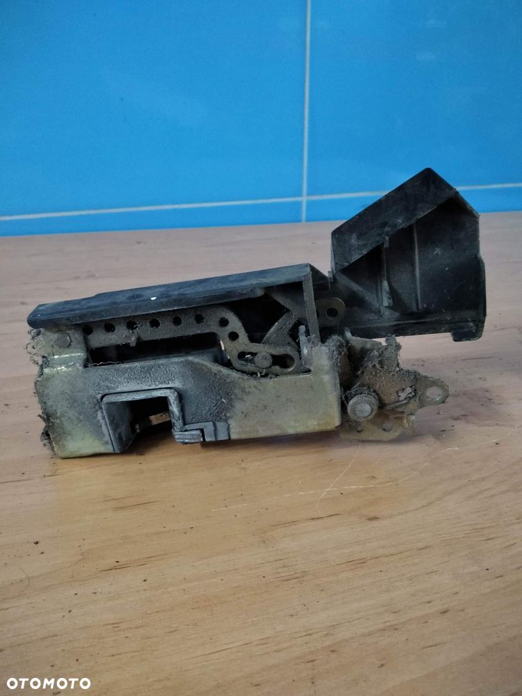 Zamek lewy prawy przód VW T4 701837016b - 6