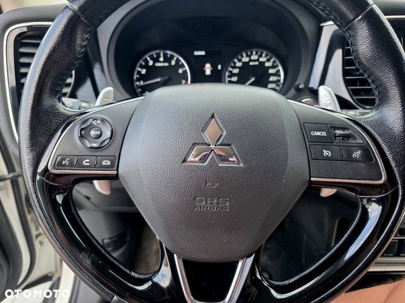 Mitsubishi Outlander 2.0 Intense + Navi 4WD CVT - 26