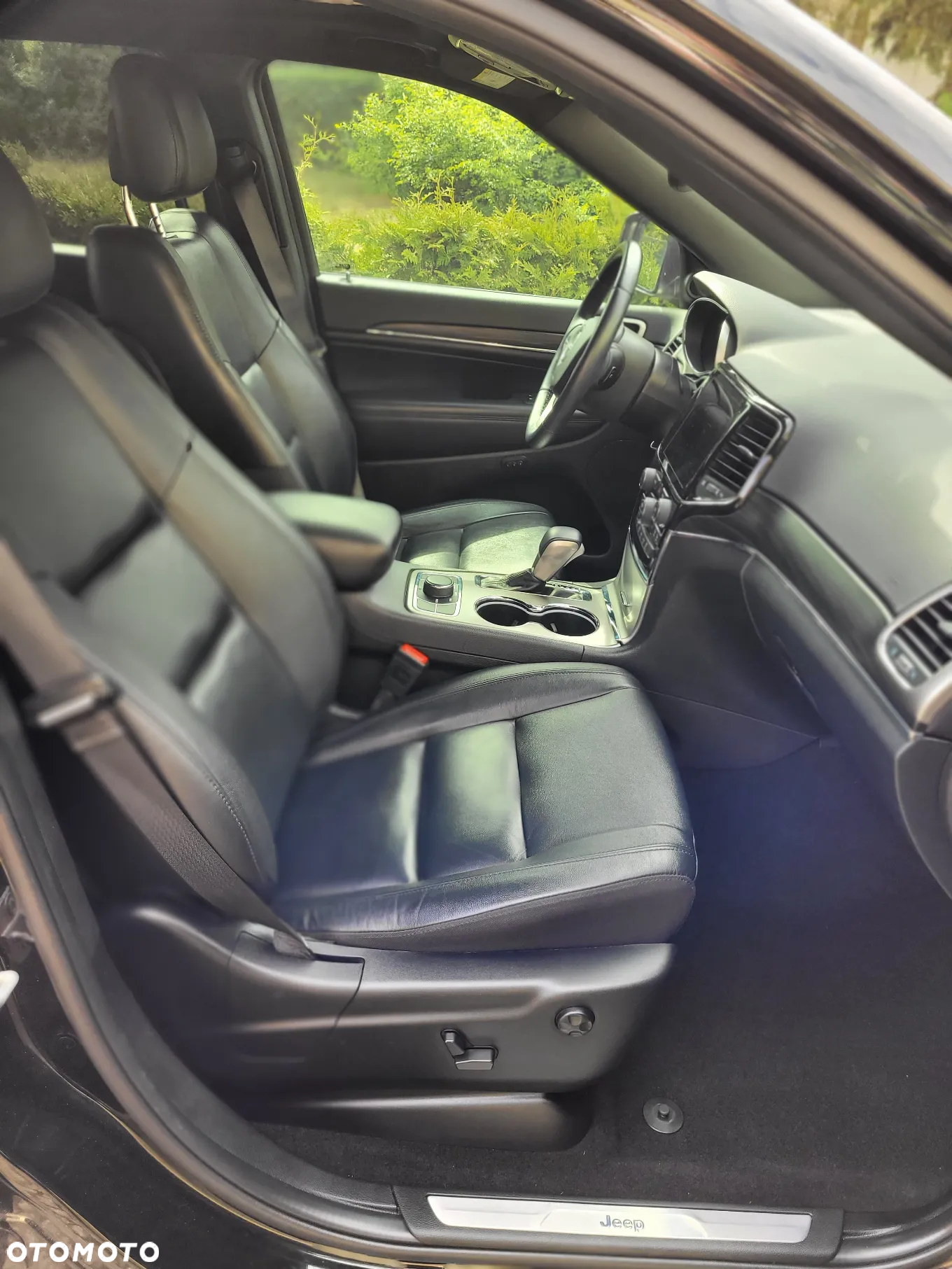 Jeep Grand Cherokee - 23