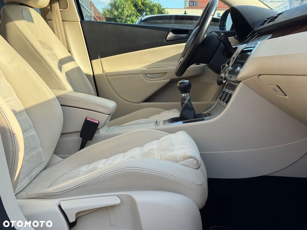 Volkswagen Passat 2.0 TDI DPF BlueMotion Technology Highline - 23