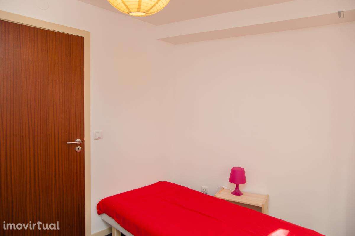Quarto - localizado em Baixa Coimbra - Grande imagem: 2/16