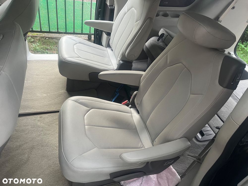 Chrysler Pacifica - 17