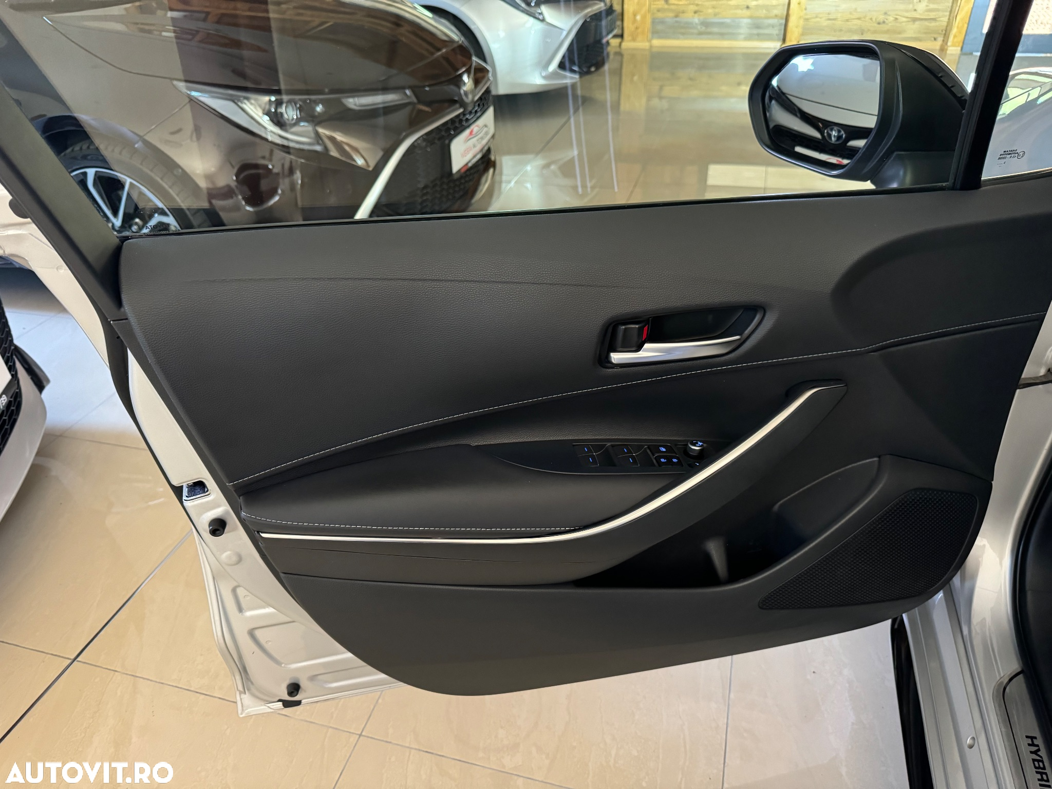 Toyota Corolla 1.8 HSD Dynamic Bi-tone - 29