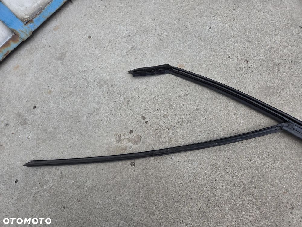 Uszczelka drzwi prawych przednich Citroen C3 III  9813201880 - 10