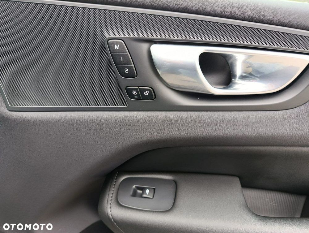 Volvo XC 60 B4 B Plus Dark - 19