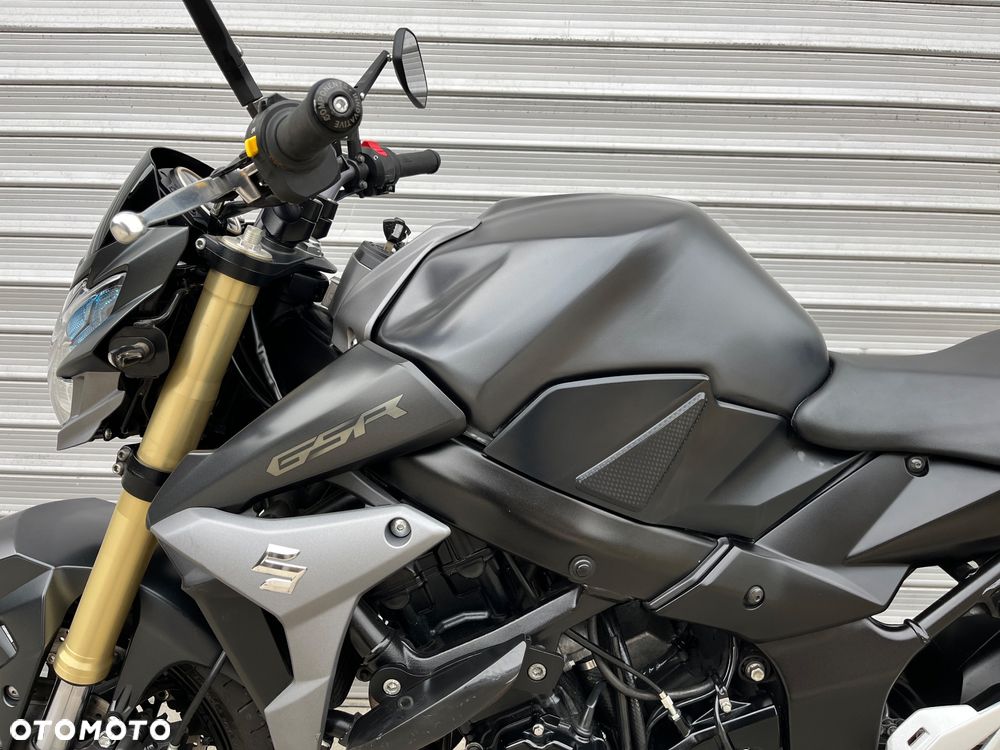Suzuki GSR - 29