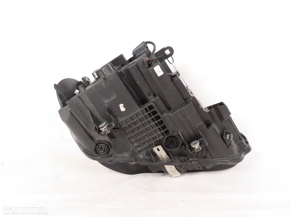 Farol Led LCI Esquerdo Seminovo/ Original BMW X1 (F48) 63117472249 / 63119477811 - 4