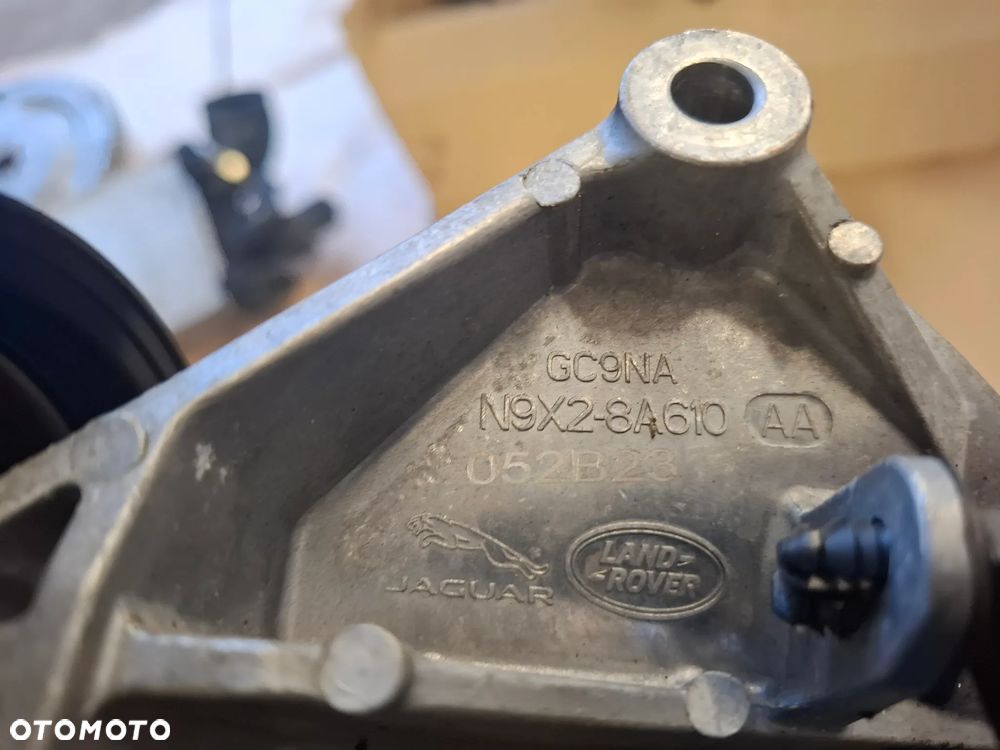 Land Rover Defender 3,0 ŁAPA WSPORNIK UCHWYT N9X2-8A610AA - 3