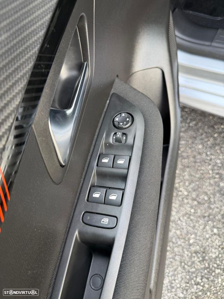 Peugeot 208 1.2 PureTech Allure - 17