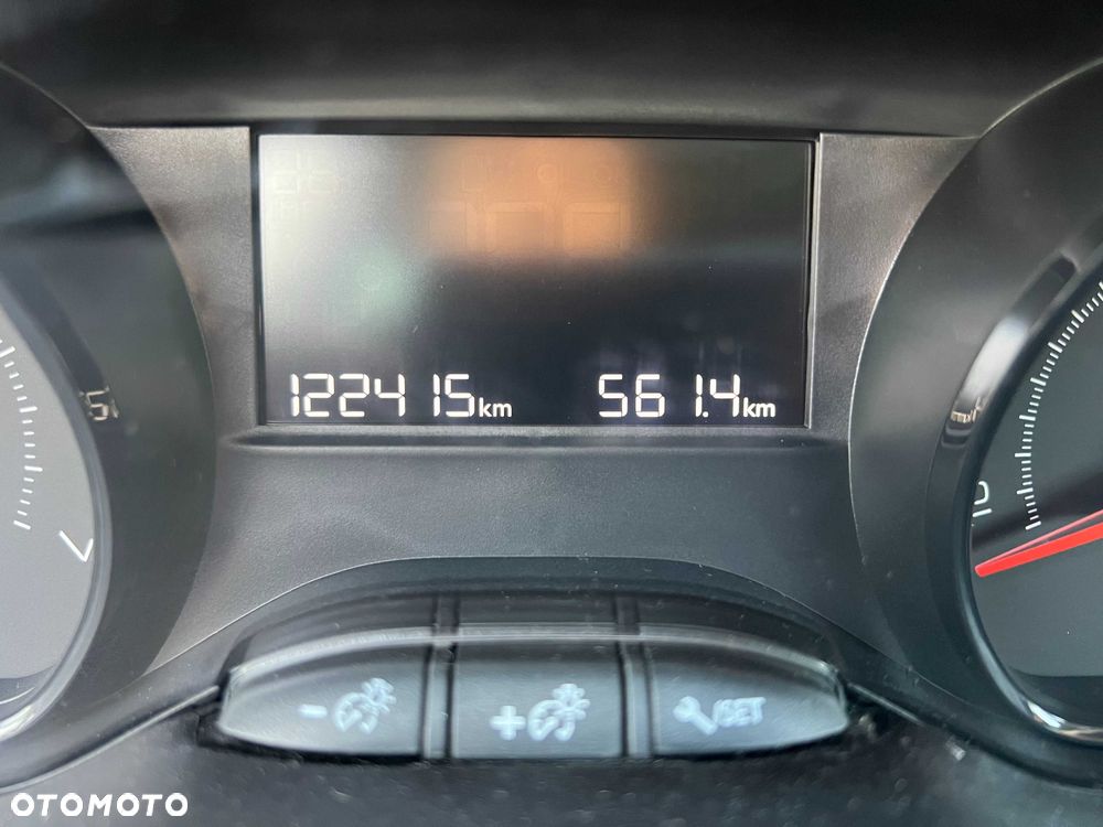 Peugeot 208 - 6