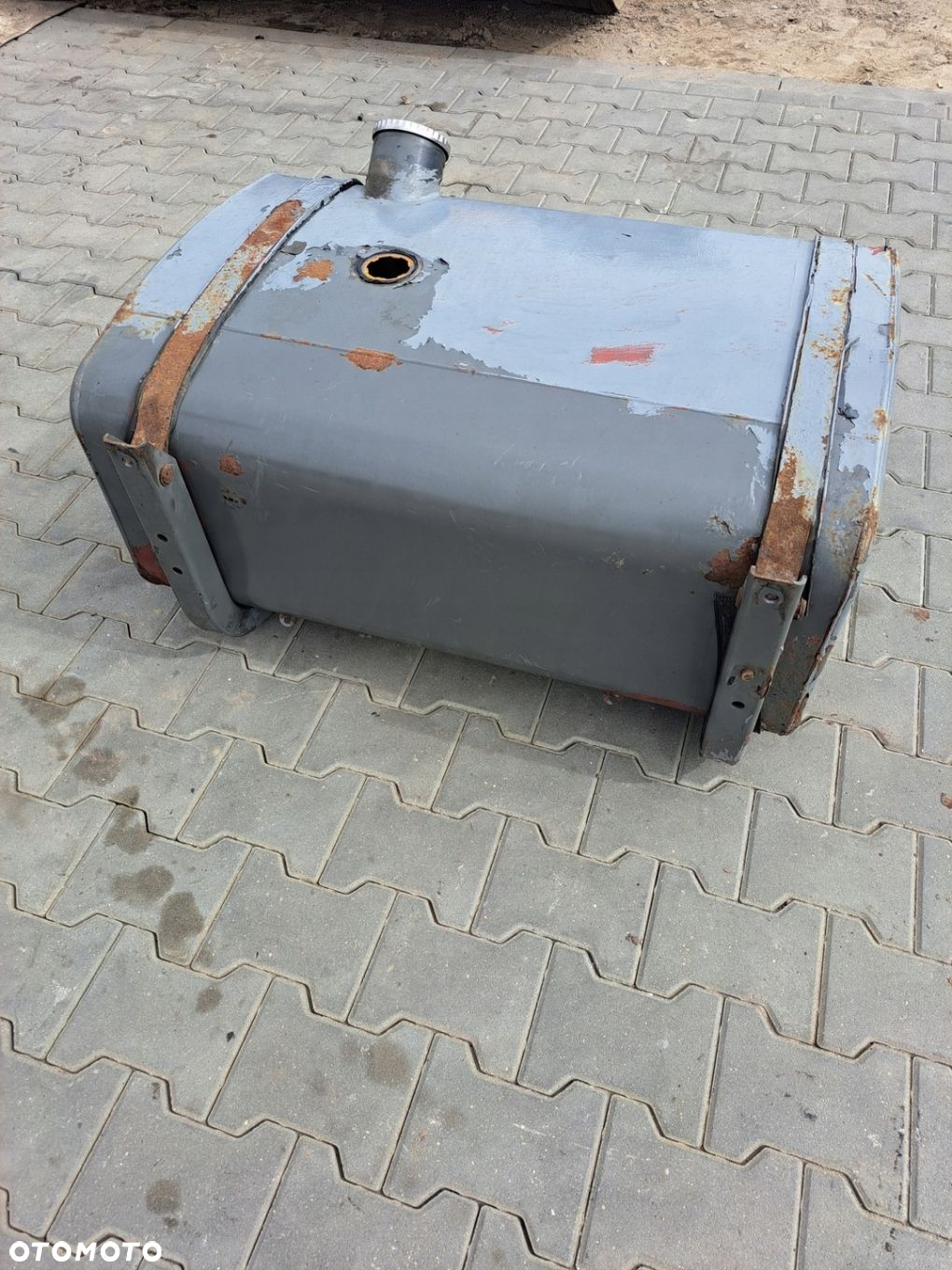 ZBIORNIK PALIWA ŁAPY Z OPASKAMI VOLVO FL 6 00-06 - 4