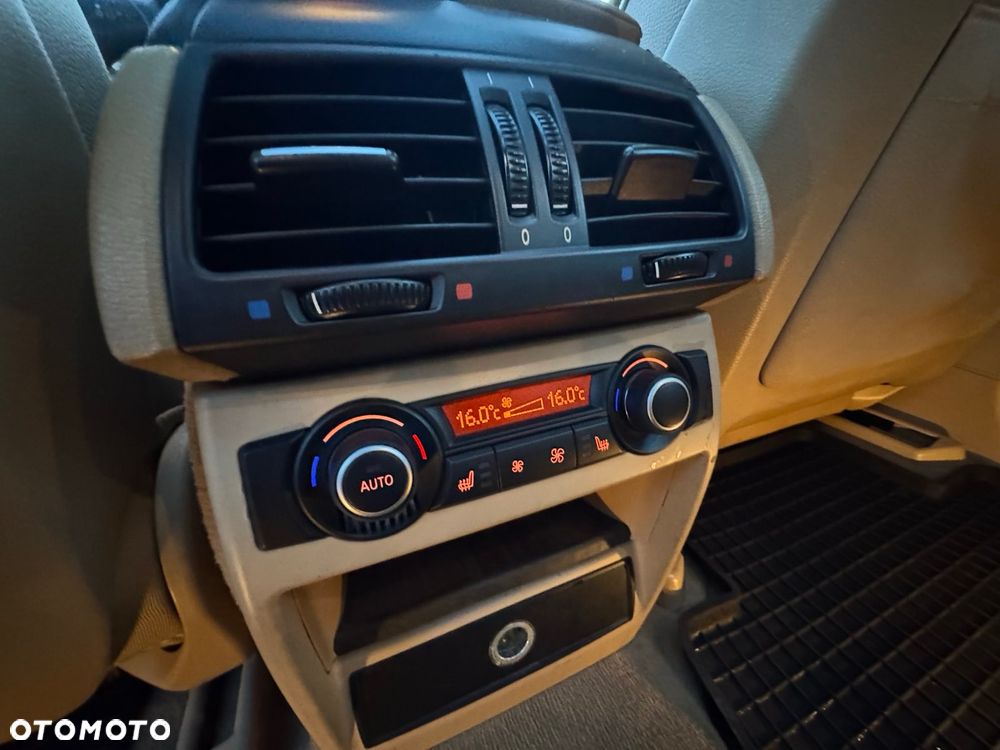BMW X5 4.8i xDrive - 29