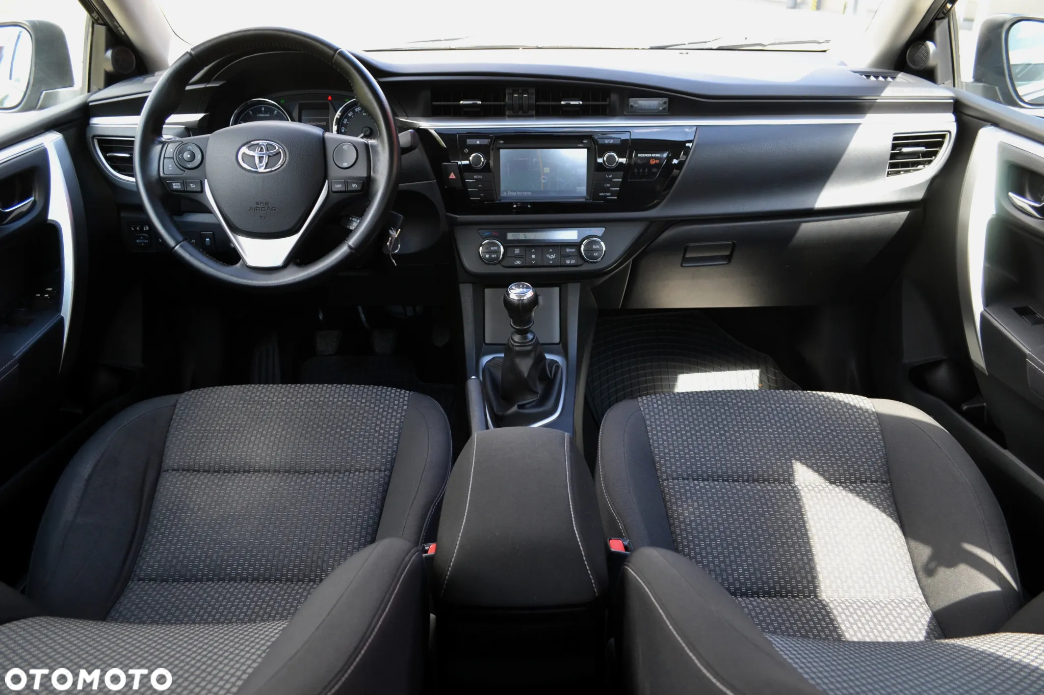 Toyota Corolla 1.6 Premium + - 8