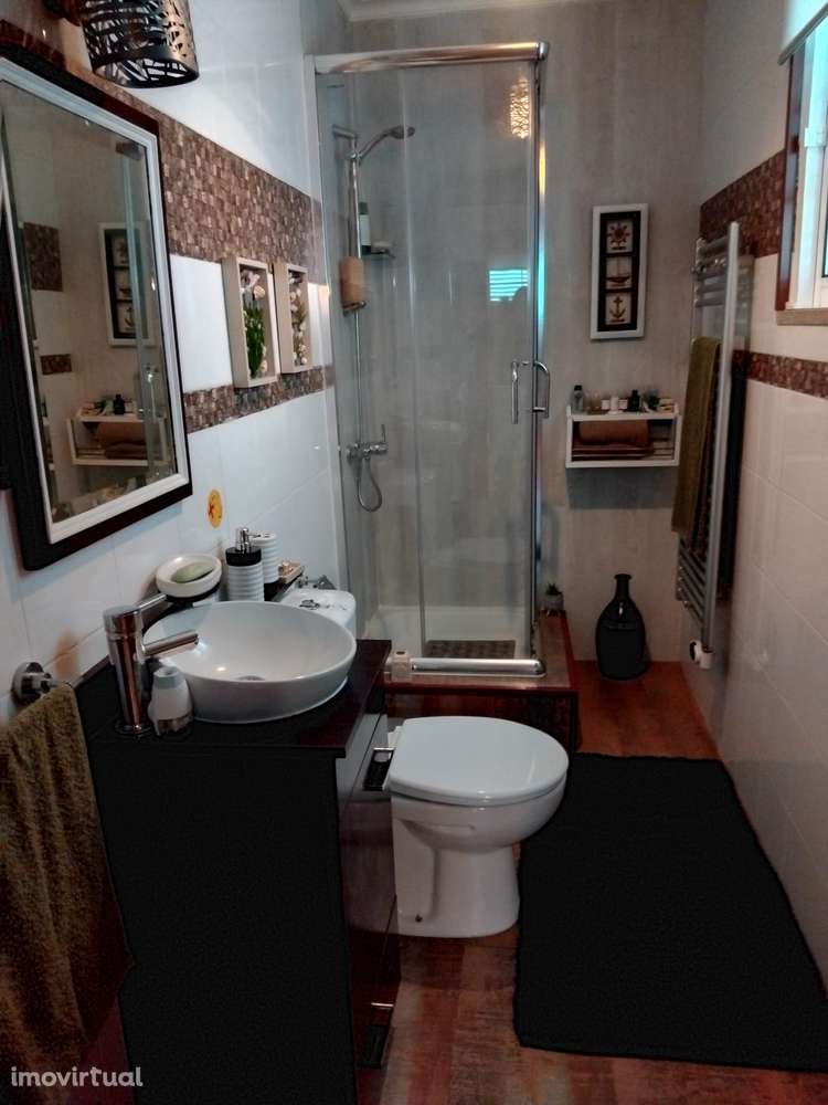 Moradia T3 com garagem, piscina e churrasqueira - Grande imagem: 2/32