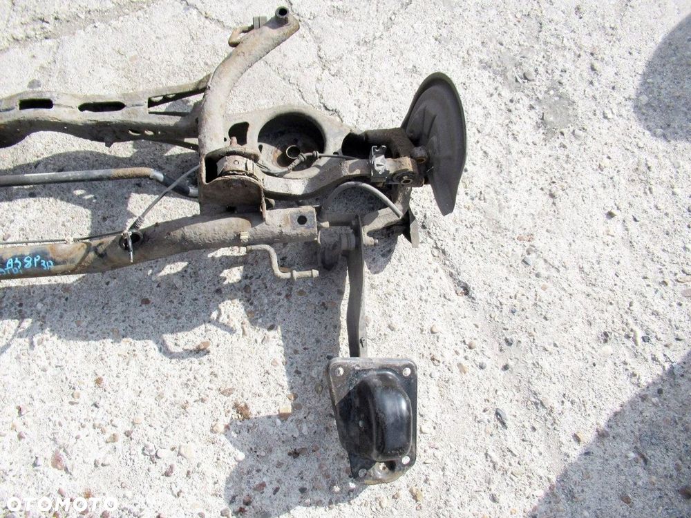 AUDI A3 8P 1.9 TDI 3D BELKA SANKI WÓZEK TYŁ - 4