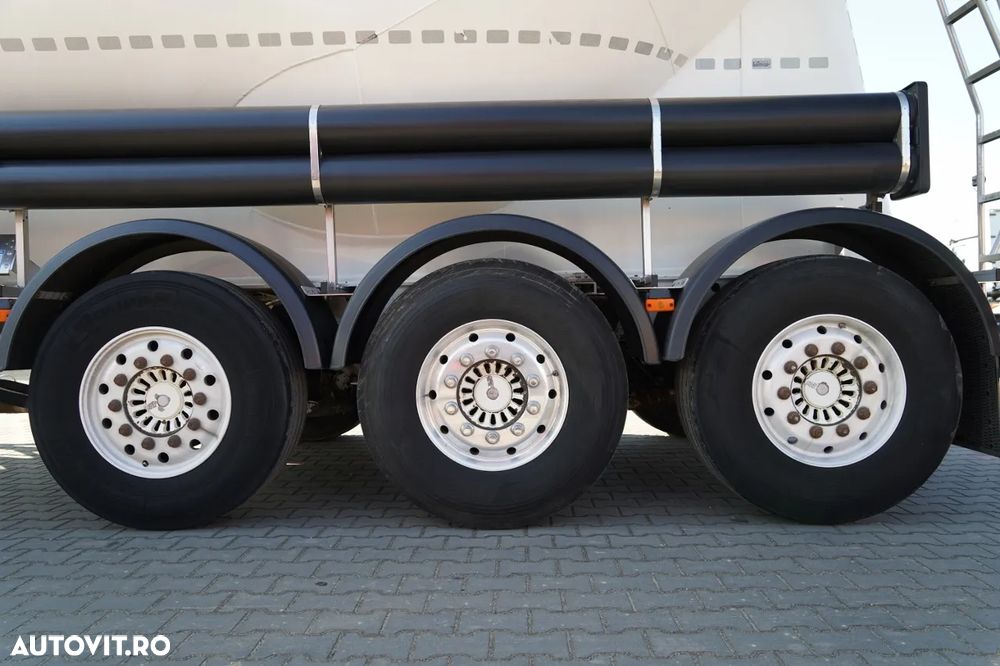Feldbinder / REMORCA CIMENT / 3 COMPARTIMENTE / 37.000 L / SILOC / PENTRU MATERIALE VRAC / AXĂ RIDICATĂ / SAF / JANTE DIN ALIAJ - 17
