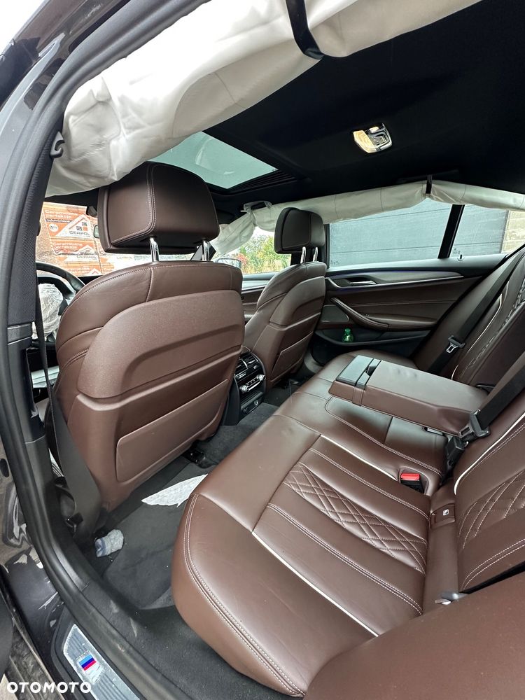 BMW Seria 5 M550i xDrive sport - 27