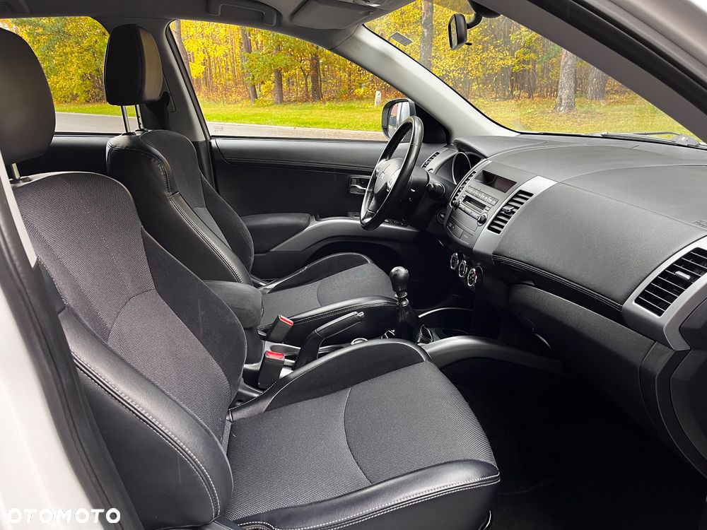 Mitsubishi Outlander 2.0 DI-D 4WD Invite - 27