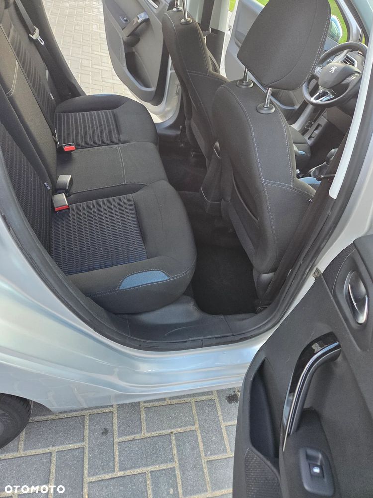 Peugeot 208 - 18