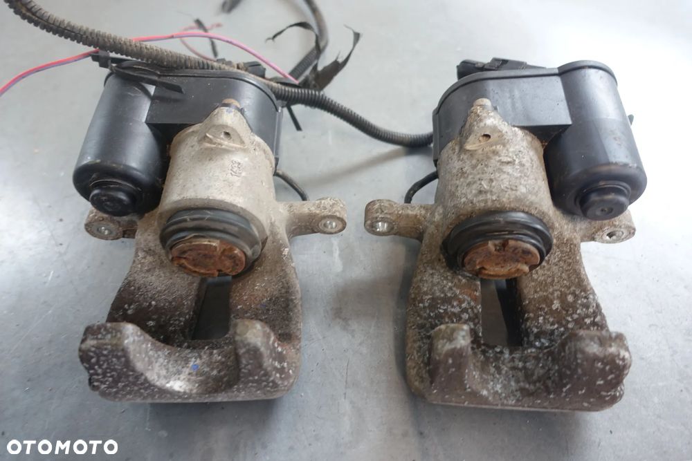 ZACISK PRAWY TYŁ PASSAT B6 - 2