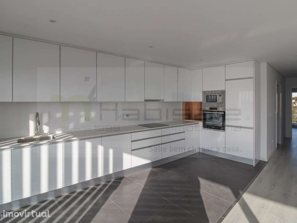 T1 com varanda ampla a 2 minutos da A33 - Grande imagem: 4/17